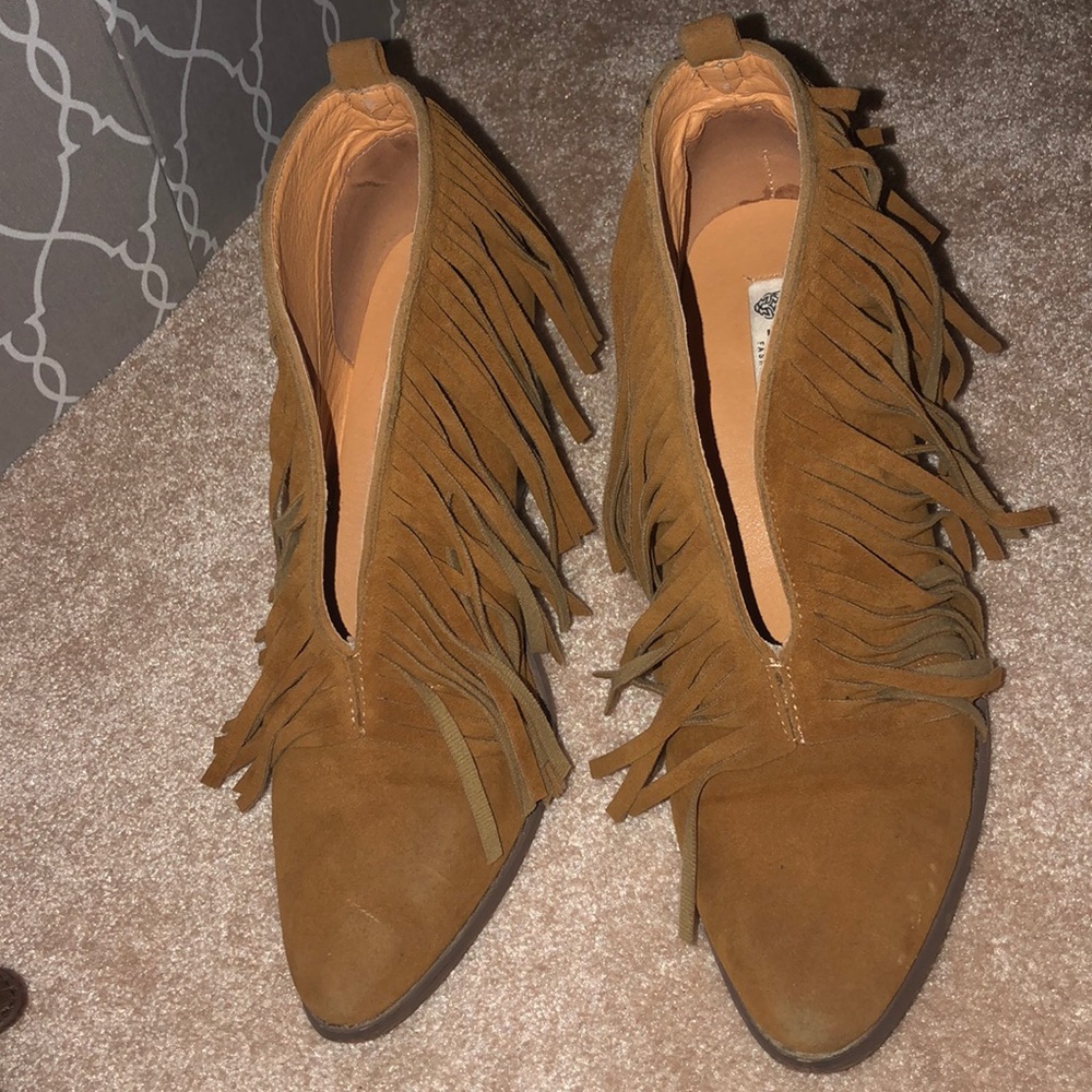 ADORABLE fringe shoes! Not my style anymore 😕